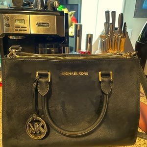 Michael Kors large crossbody/shoulder strap purse.